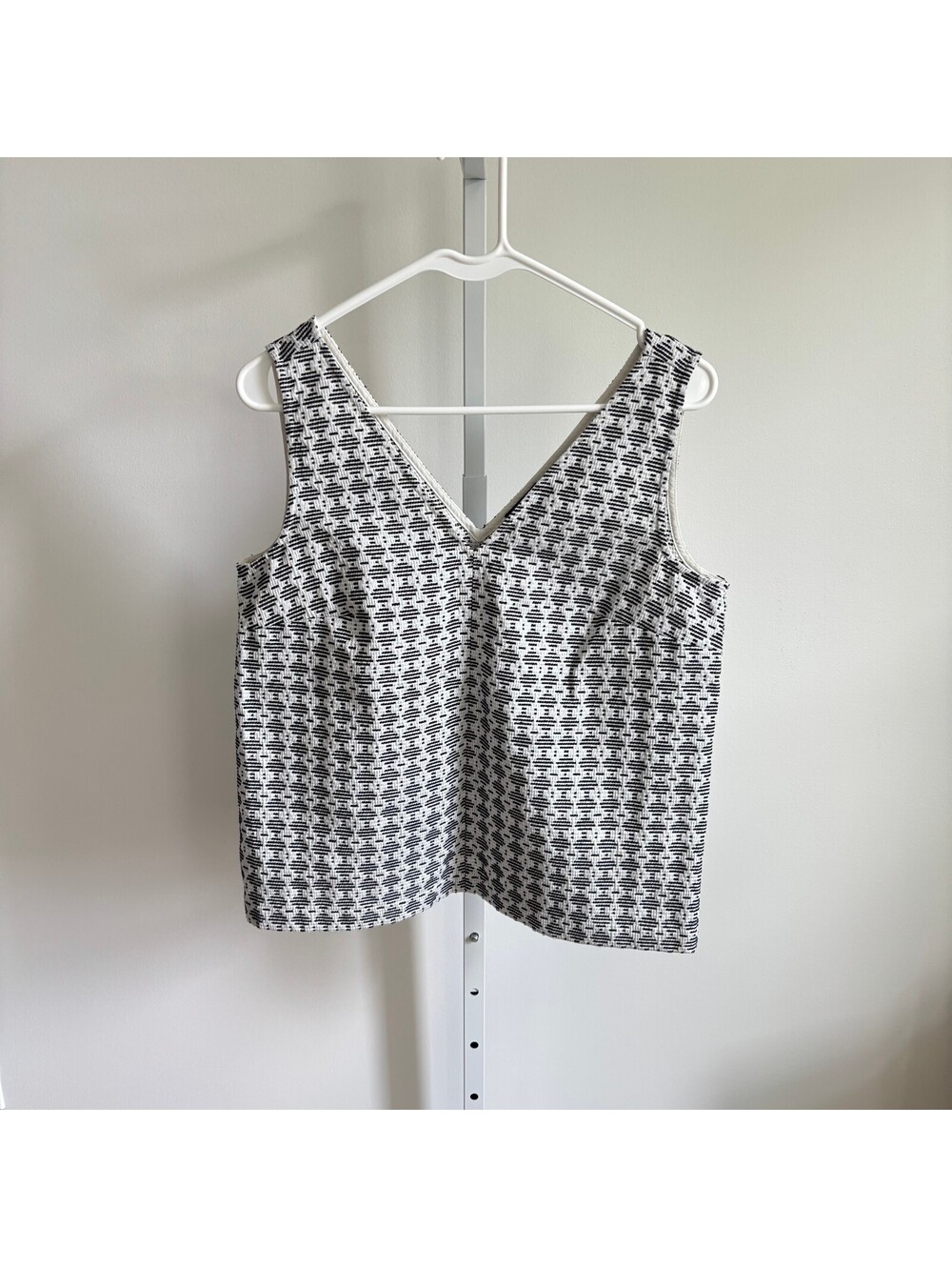 Ann Taylor Factory EUC Women's Black White Geometric Print V-Neck Top S